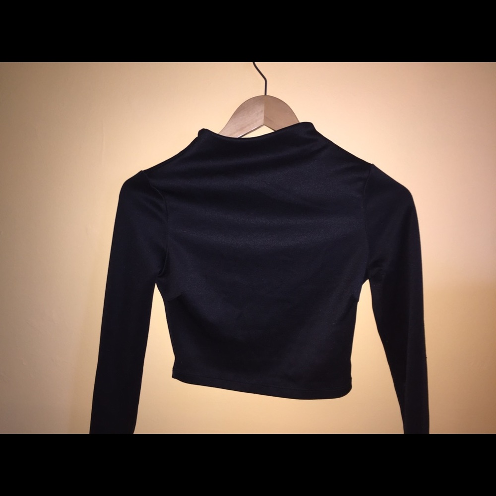 Cute long sleeve black crop top